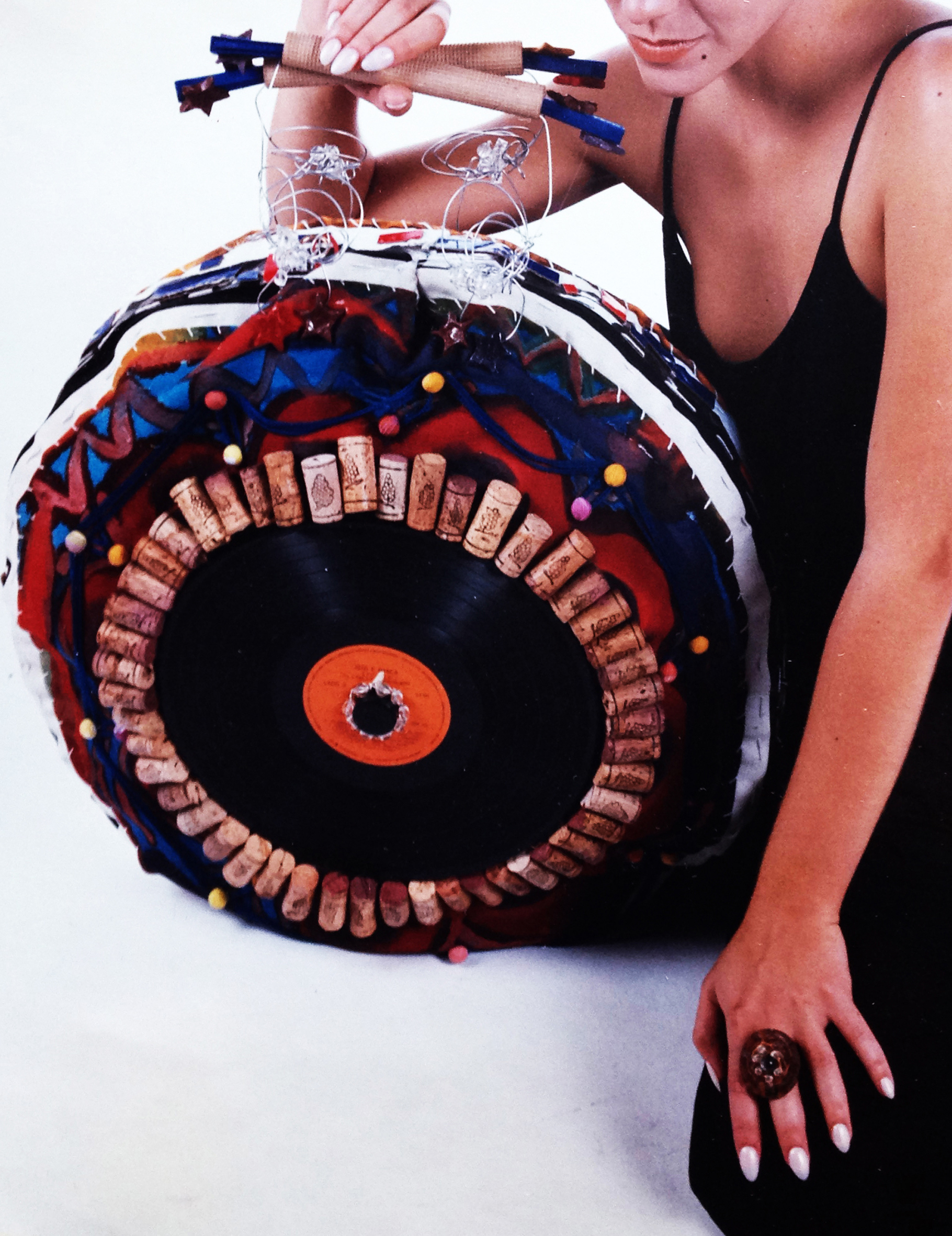 “O Lado Avesso do Guardarroupa” Materiais diversos pós-consumo (1992) | Ddaniela Aguilar Fotos Tibério França