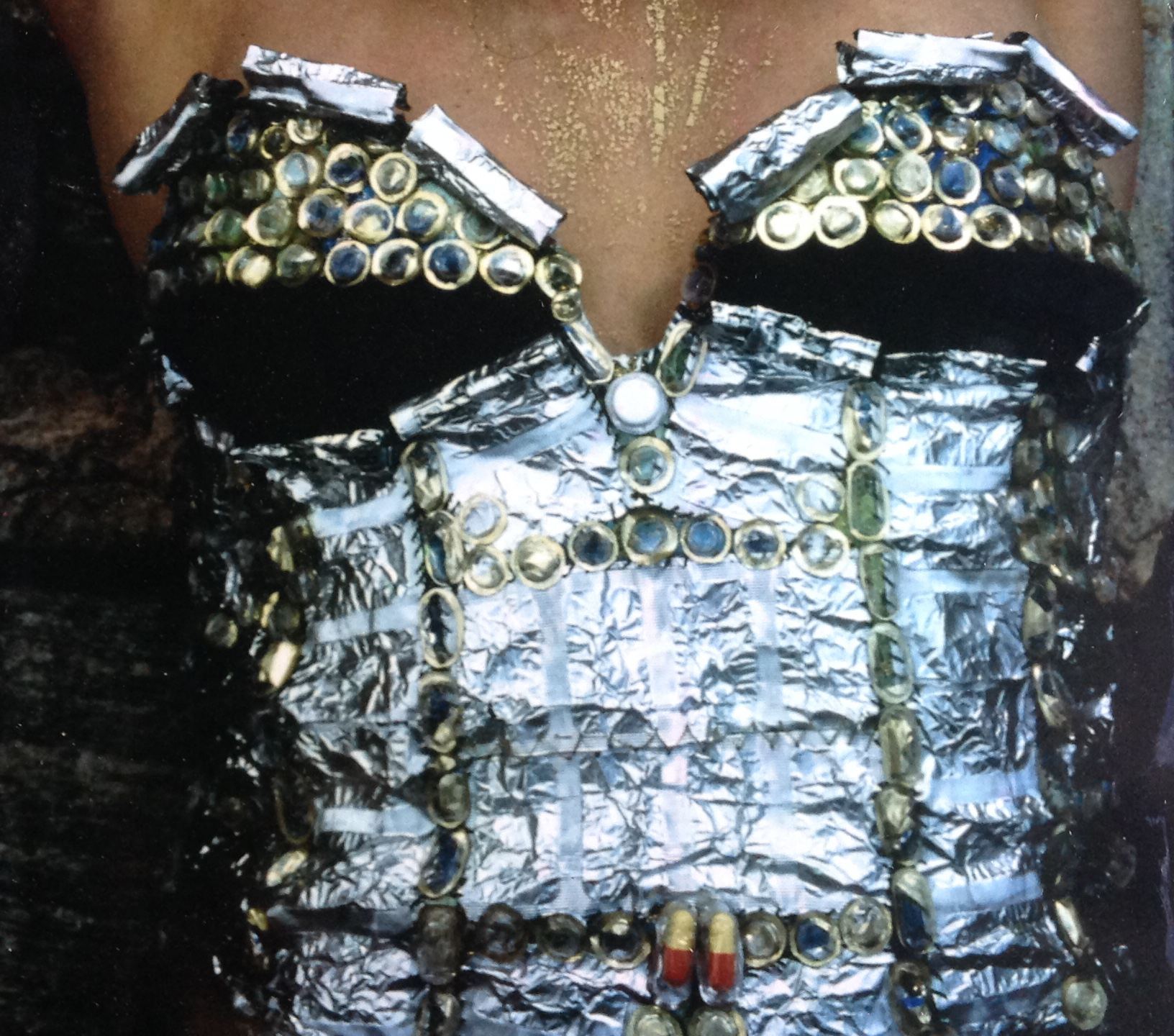 “O Lado Avesso do Guardarroupa” Materiais diversos pós-consumo (1992) | Ddaniela Aguilar Fotos Tibério França