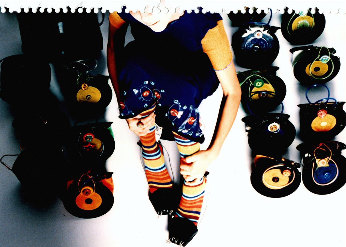 Série CÍRCULOS - Discos de vinil e materiais pós-consumo (1997) | Ddaniela Aguilar | Fotos João Araújo