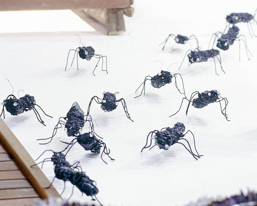 Formigas Mutantes ( 2001) - Reutilização plásticos pós-consumo | Ddaniela Aguilar | Fotos Manoel Leite