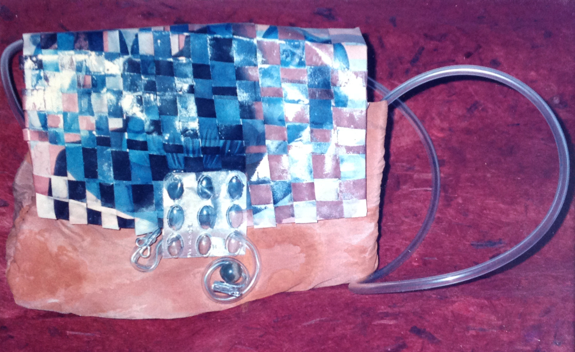 Da série O TEMPO - tecido e papel foto pós-consumo | Ddaniela Aguilar