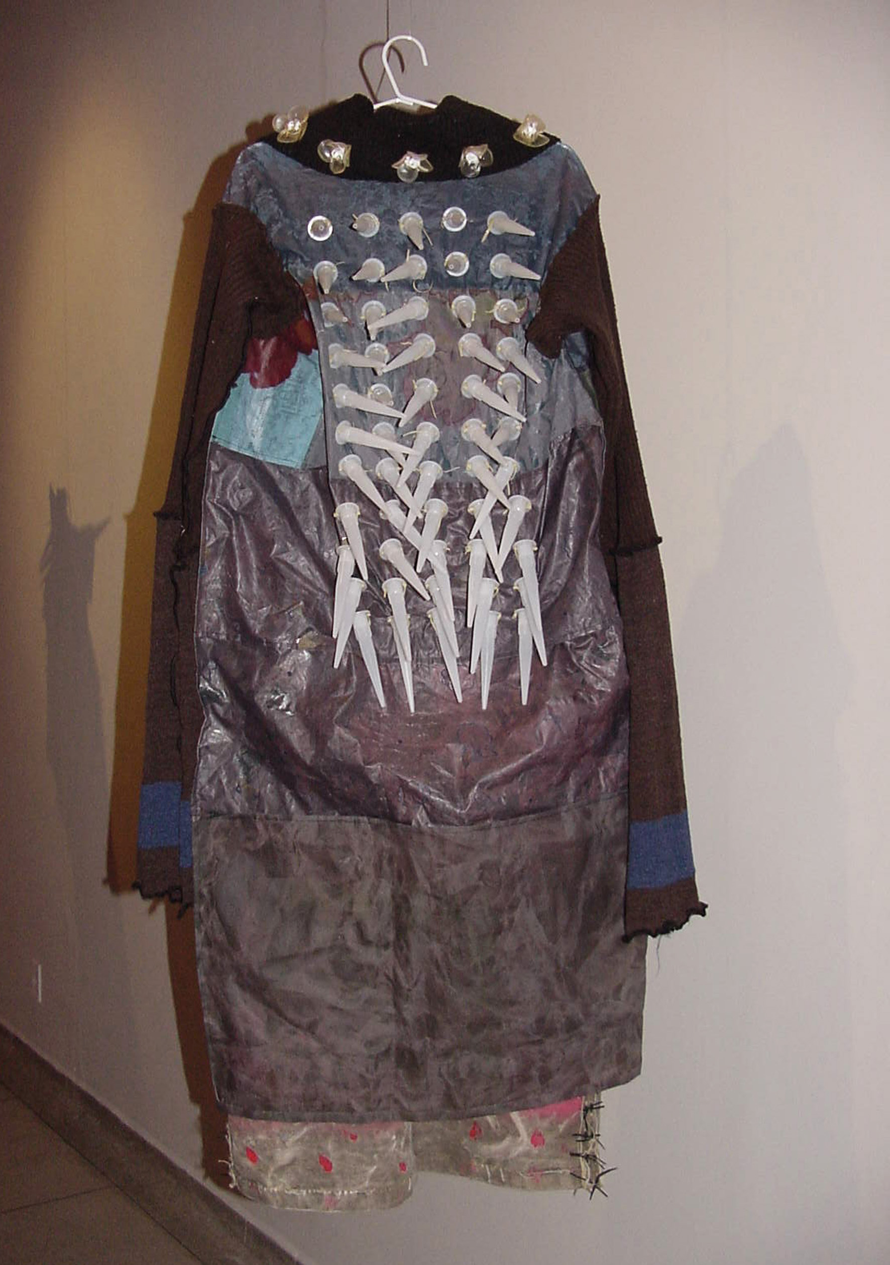 Da série OURIÇO – (1997) - plásticos e nylon pós-consumo | Ddaniela Aguilar