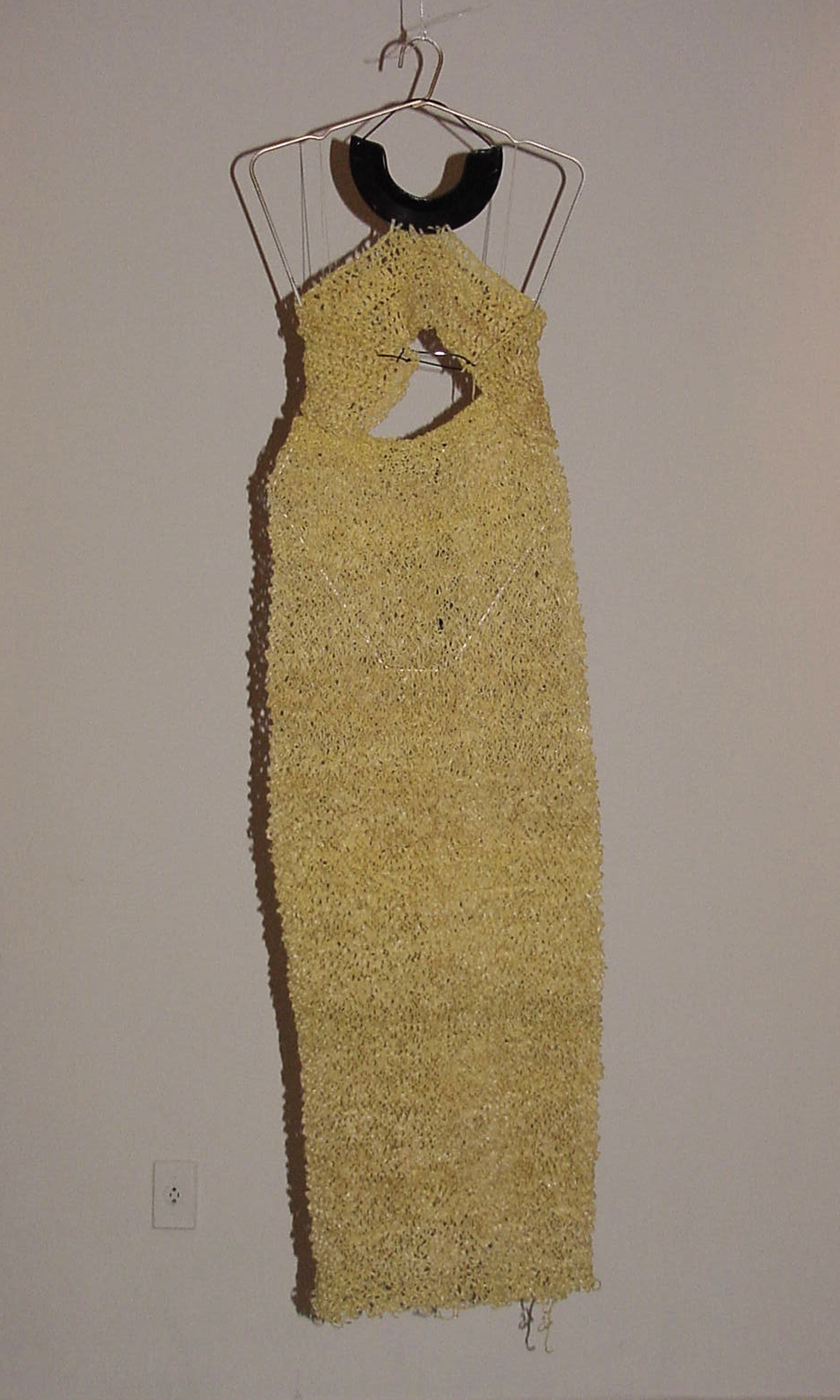 Da série OURIÇO (1996) - tricot fios de plástico, escambo catador de rua | Ddaniela Aguilar