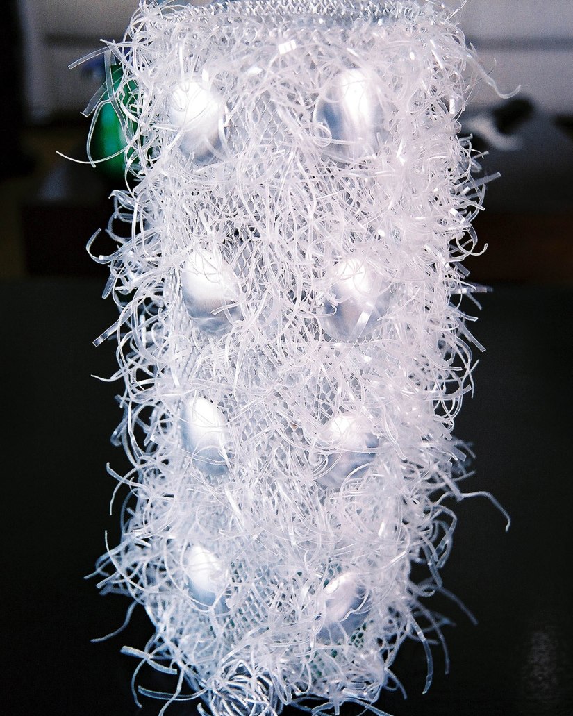 Série Vaso Porco- Espinho (2003) - protótipo. PET e fundo de latas pós-consumo, tela de alumínio. | Ddaniela Aguilar