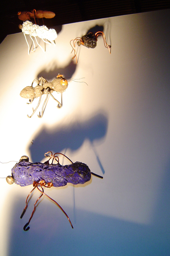 Formigas Mutantes ( 2003) - Reutilização plásticos pós-consumo | Ddaniela Aguilar | Fotos Manoel Leite