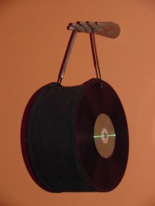 Da série CÍRCULOS ( 1997) - discos de vinil e materiais pós-consumo | Ddaniela Aguilar