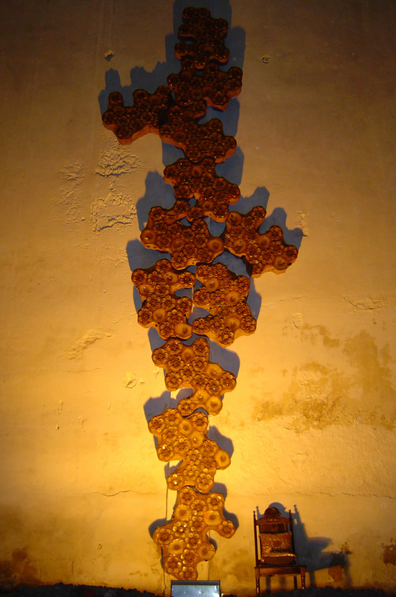 SERIE COLMEIA III (2004) - PEAD e alumínio pós-consumo | Ddaniela Aguilar | Foto Rogério Maranhão