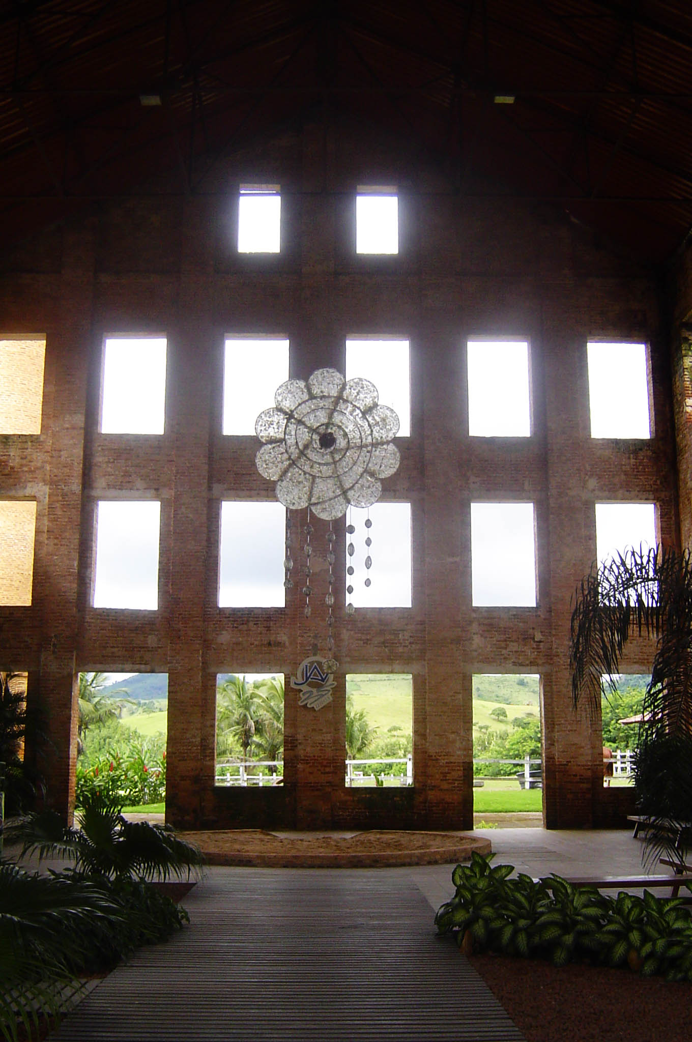 Escultura - estrutura de ferro e placas de pet com cacos (2002) | Ddaniela Aguilar