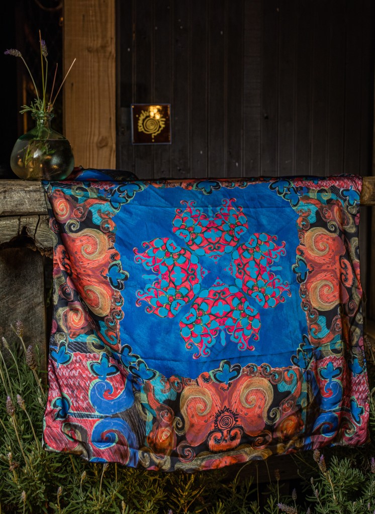 Desenho. Estampa em lenço de seda. Coleção KHAS. 2021